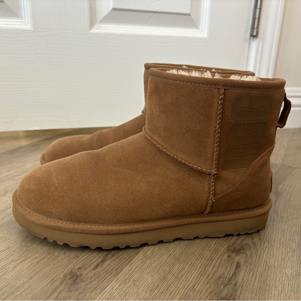Ugg mini chestnut boot women’s size 9